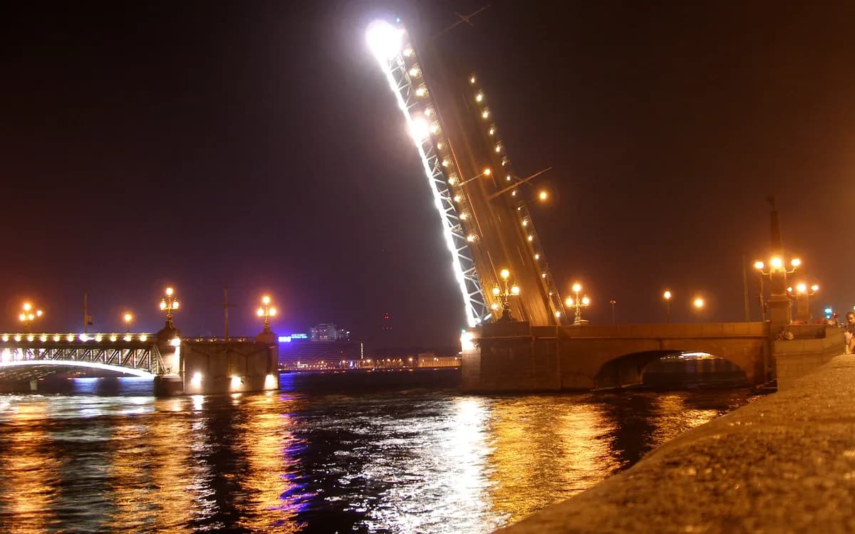 Разведенный Троицкий мост ночью, Санкт-Петербург